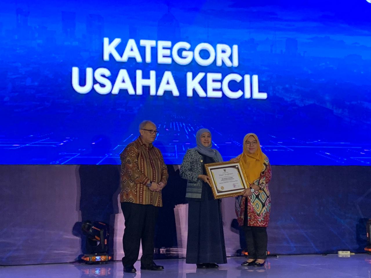 UD Rizky Agung (Ibu Lusia Widiarini) Kecamatan Ngrayun Kabupaten Ponorogo mendapatkan penghargaan Investment Award 2022 Provinsi Jawa Timur kategori Usaha Kecil dalam acara Jatim Investment Leaders Forum dan Award (JILFA 2023).